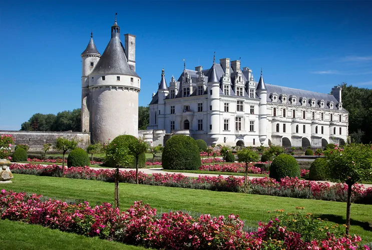 Château de Chenonceau stretching across the River Cher, with its elegant arches reflected in the water.